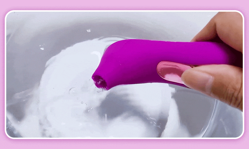 Vibrateur suceur de clito fonctionnant dans l'eau